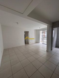 Próximo de tudo, 2 dorm. com suíte, sacada e churrasqueira e vaga de garagem coberta