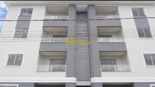 APARTAMENTO COM SACADA EM FORQUILHAS E PISCINA.