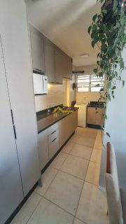 APARTAMENTO COM SACADA EM FORQUILHAS E PISCINA.