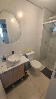 APARTAMENTO COM SACADA EM FORQUILHAS E PISCINA.