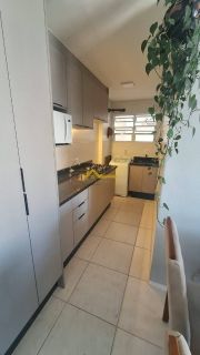 APARTAMENTO COM SACADA EM FORQUILHAS E PISCINA.