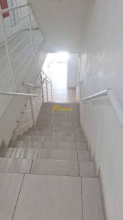 APARTAMENTO COM SACADA EM FORQUILHAS E PISCINA.