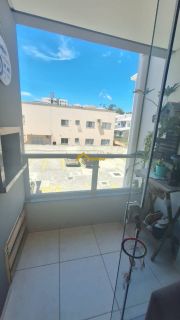 APARTAMENTO COM SACADA EM FORQUILHAS E PISCINA.