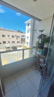 APARTAMENTO COM SACADA EM FORQUILHAS E PISCINA.
