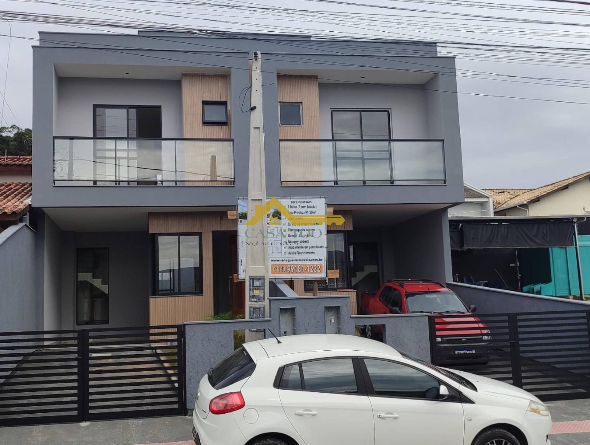 SOBRADO COM DUAS SUÍTES EM PALHOÇA .