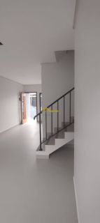 SOBRADO COM DUAS SUÍTES EM PALHOÇA .