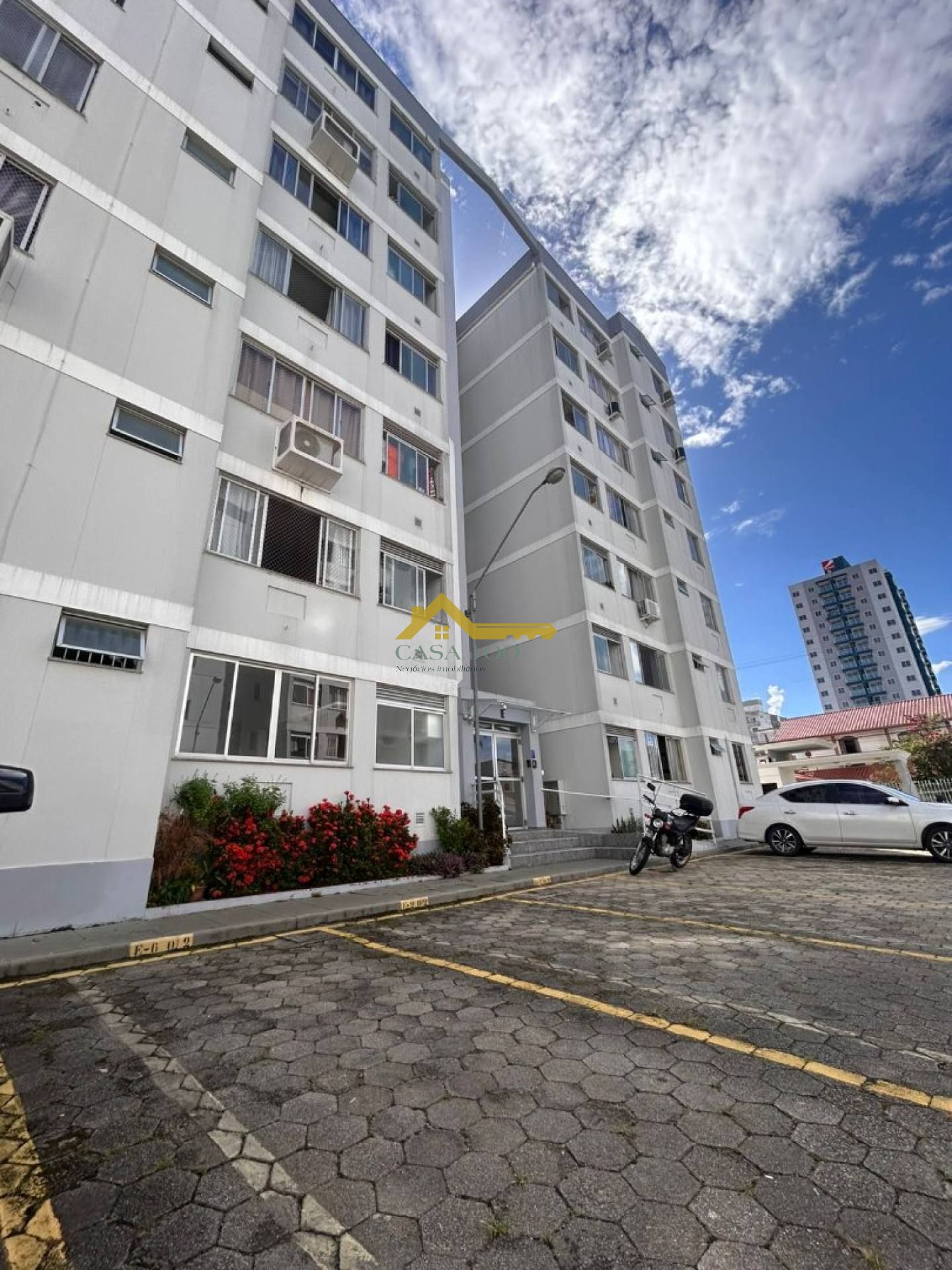 Apto reformado, andar alto, elevador e piscina!