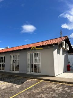 Apto reformado, andar alto, elevador e piscina!