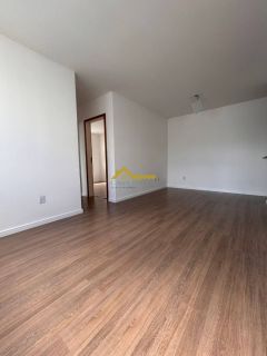 Apto reformado, andar alto, elevador e piscina!