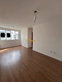 Apto reformado, andar alto, elevador e piscina!