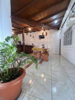 Imóvel com duas casas e um espaço para kitinete - Renda garantida