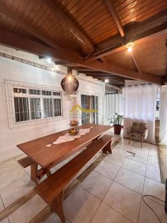 Imóvel com duas casas e um espaço para kitinete - Renda garantida