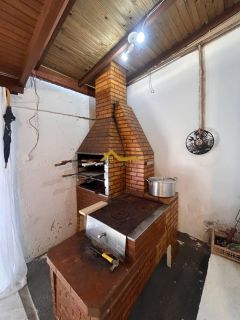 Imóvel com duas casas e um espaço para kitinete - Renda garantida