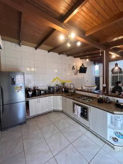 Imóvel com duas casas e um espaço para kitinete - Renda garantida