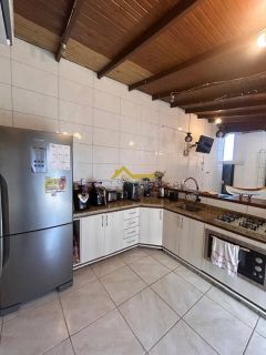 Imóvel com duas casas e um espaço para kitinete - Renda garantida
