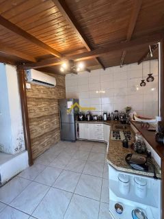 Imóvel com duas casas e um espaço para kitinete - Renda garantida