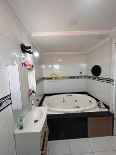 Imóvel com duas casas e um espaço para kitinete - Renda garantida