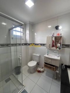 Imóvel com duas casas e um espaço para kitinete - Renda garantida