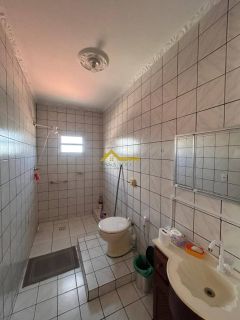 Imóvel com duas casas e um espaço para kitinete - Renda garantida
