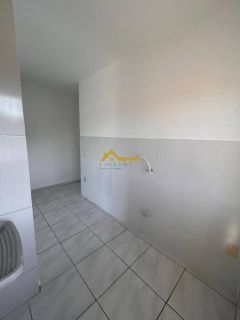 Apto dois dormitórios com suíte, sacada e churrasqueira.