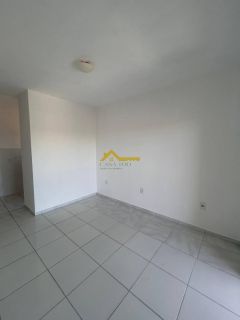Apto dois dormitórios com suíte, sacada e churrasqueira.