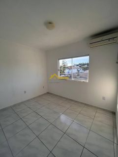 Apto dois dormitórios com suíte, sacada e churrasqueira.