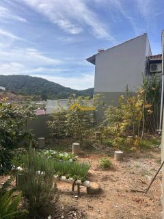 Casa com pátio e horta