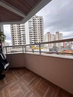 Apto semimobiliado com duas sacadas