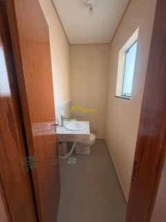 Sobrado com 2 quartos, sendo 2 suítes, semi-mobiliado em São José