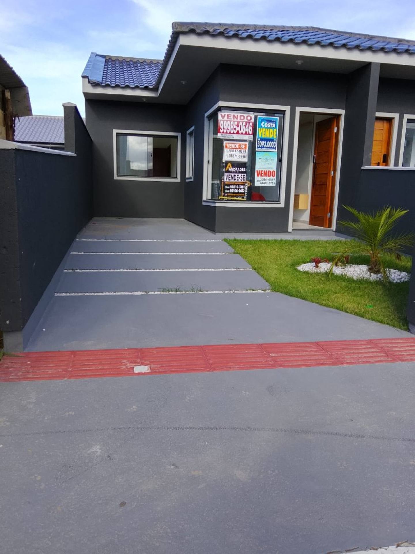 CASA SEMI MOBILIADA EM PALHOÇA .