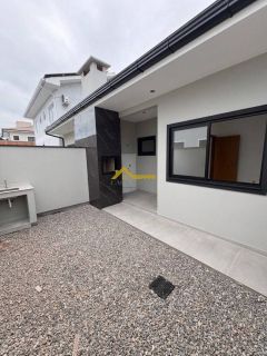 Casa em Palhoça com churrasqueira a carvão .