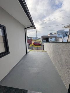 Casa em Palhoça com churrasqueira a carvão .