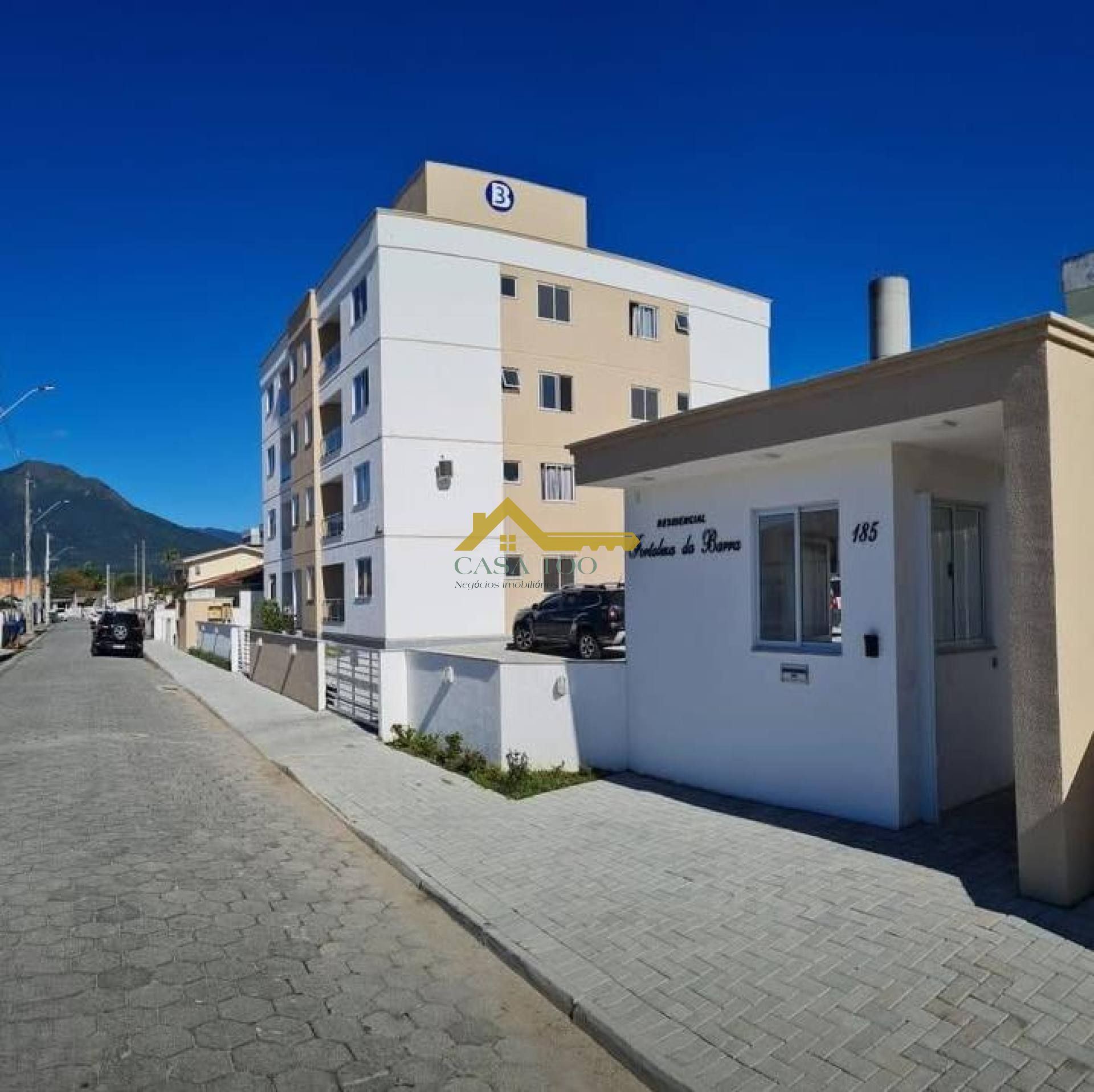 Apartamento térreo com varanda.