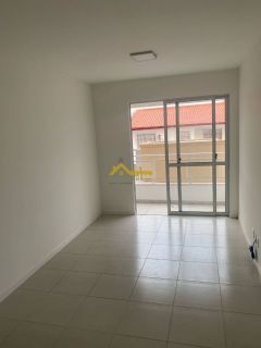 Apartamento térreo com varanda.