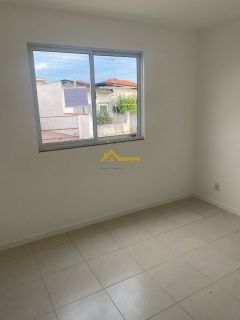 Apartamento térreo com varanda.