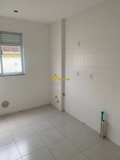 Apartamento térreo com varanda.