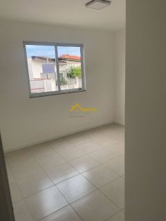 Apartamento térreo com varanda.