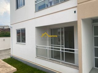 Apartamento térreo com varanda.