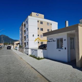 Apartamento térreo com varanda.