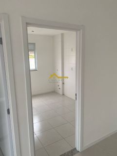 Apartamento térreo com varanda.