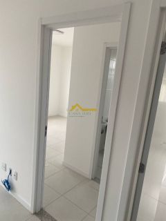 Apartamento térreo com varanda.