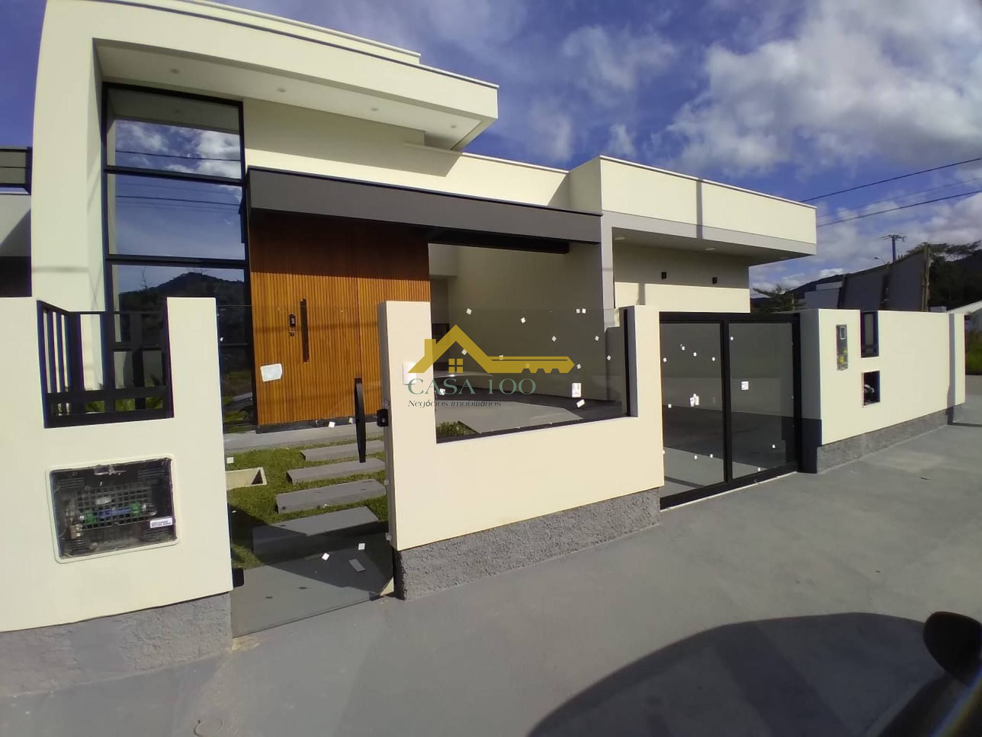 Casa 02 domitórios com suíte com amplo terreno.