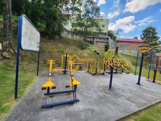 Apartamento em condomínio clube. 3 quartos 2 vagas de garagem 1 hobby box