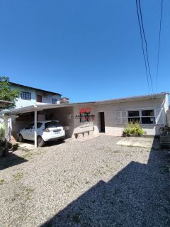 Duas casas em ótimo terreno na Fazenda Santo Antônio