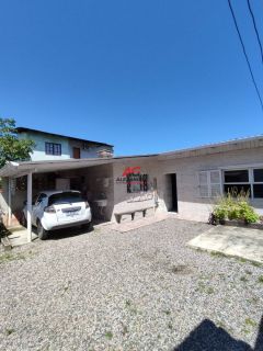 Duas casas em ótimo terreno na Fazenda Santo Antônio