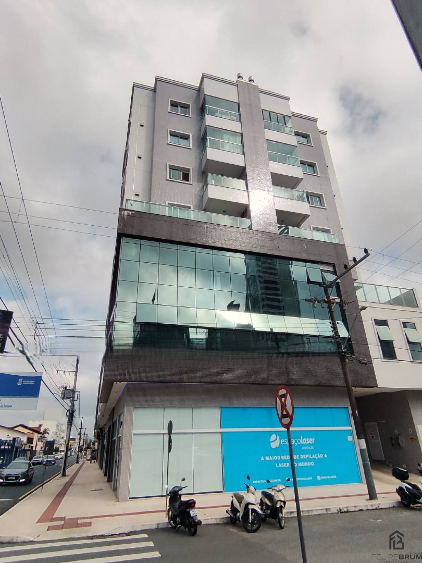 03 Dormitórios (suíte + 2 demi) - Centro de Balneário Camboriú - 3 vagas