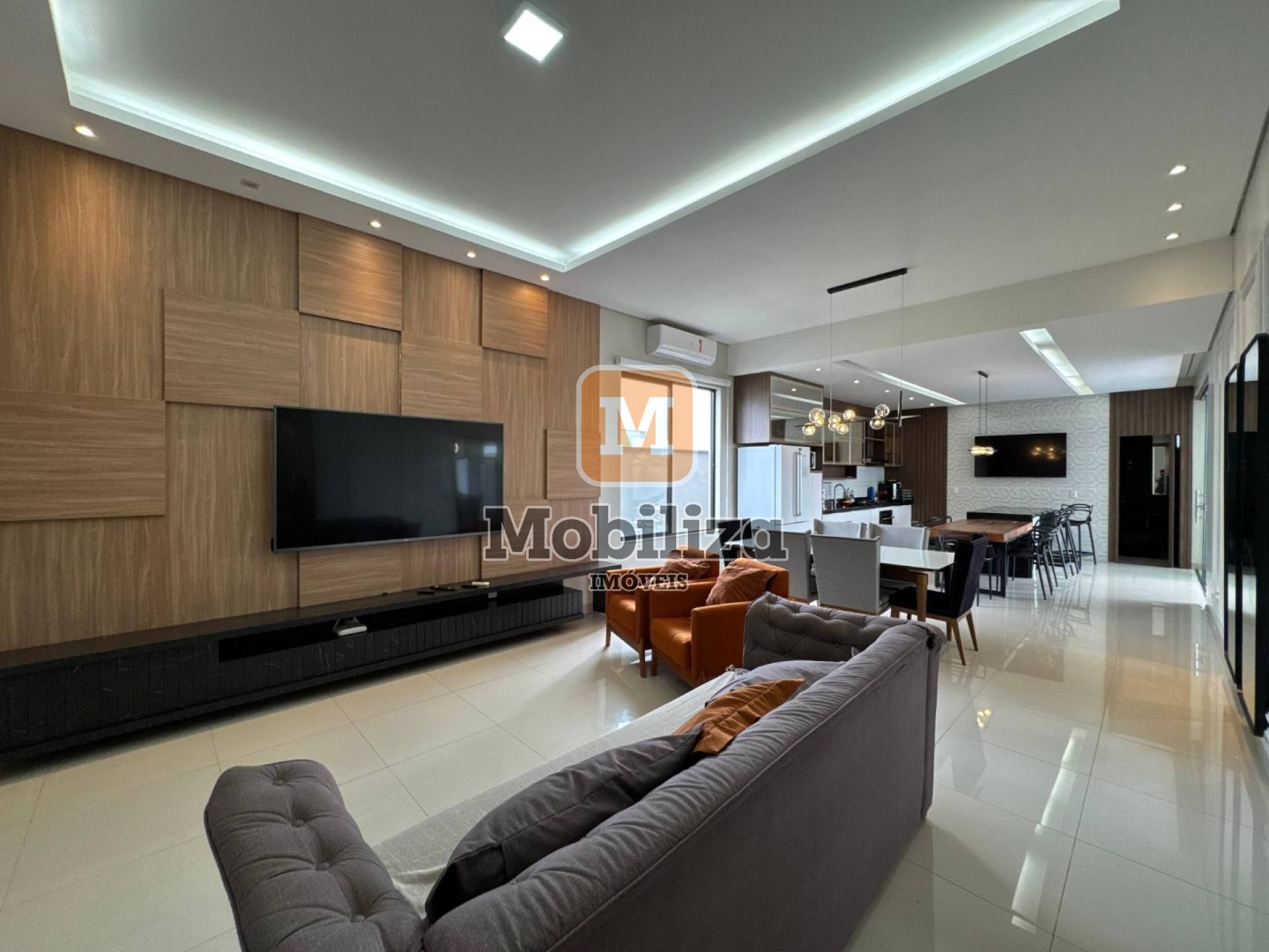 Casa com 3 suítes - Condomínio Alphaville 216m²