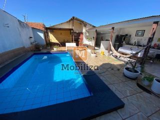 Casa no bairro Aponiã com piscina e terreno de 250m²
