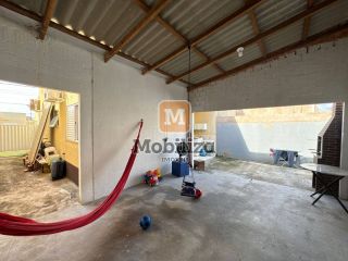 Casa com benfeitorias e quintal amplo no condomínio Cancún 1