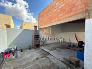 Casa com benfeitorias e quintal amplo no condomínio Cancún 1